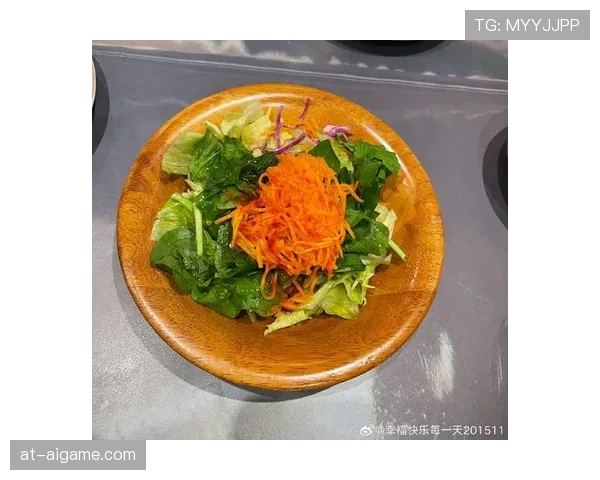 苏亚雷斯训练完回家吃晚饭，餐桌上摆着三块牛排、一整条烤鱼，还有一盘生菜——他只碰了生菜